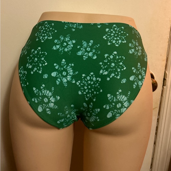 Aerie Green Floral Unlined Underwire Bottom
Bikini Size M - Picture 3 of 10